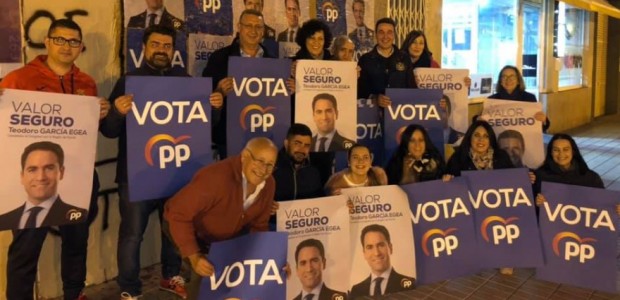 Comienza la campaÃ±a electoral con la pegada de carteles en Puerto Lumbreras